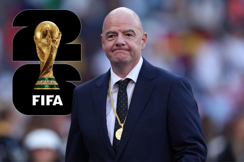 Chủ tịch FIFA Gianni Infantino bên cạnh cúp vàng World Cup 2026.